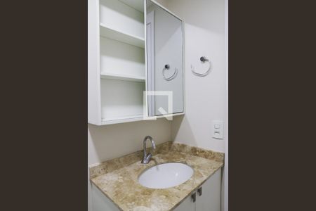 Banheiro de kitnet/studio para alugar com 1 quarto, 26m² em Centro, São Paulo