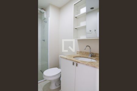 Banheiro de kitnet/studio para alugar com 1 quarto, 26m² em Centro, São Paulo