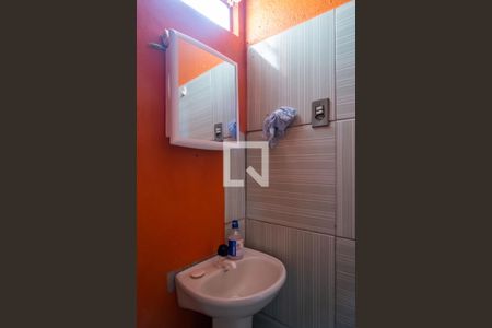 Banheiro de casa à venda com 4 quartos, 90m² em Partenon, Porto Alegre