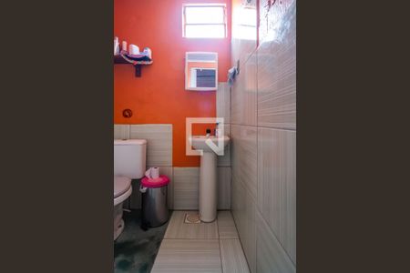 Banheiro de casa à venda com 4 quartos, 90m² em Partenon, Porto Alegre
