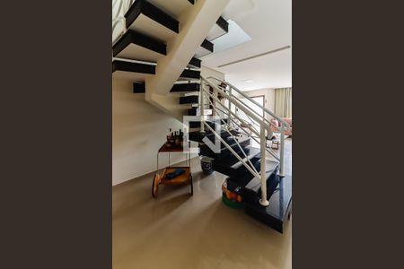 Escada de casa para alugar com 3 quartos, 300m² em Vila Santa Maria, São Paulo