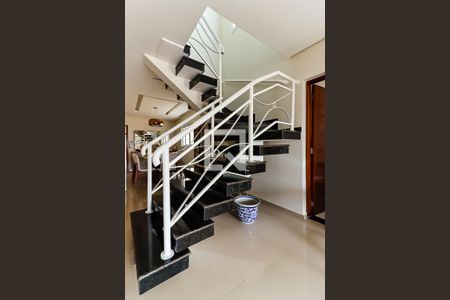 Escada de casa para alugar com 3 quartos, 300m² em Vila Santa Maria, São Paulo