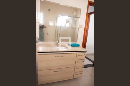 Casa à venda com 273m², 3 quartos e 7 vagasBanheiro do Quarto 1