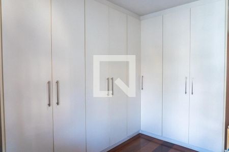 Casa para alugar com 336m², 4 quartos e 3 vagas Casa para alugar com 336m², 4 quartos e 3 vagasQuarto - Armários