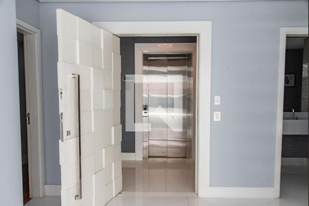Apartamento à venda com 268m², 3 quartos e 4 vagasHall exclusivo elevador