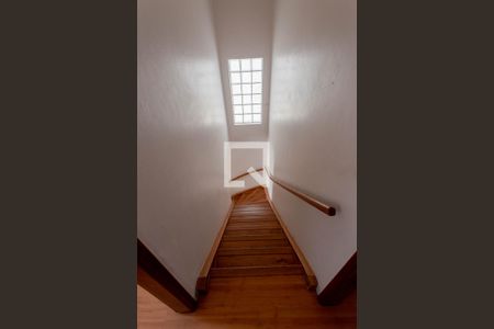 Casa à venda com 120m², 3 quartos e 1 vaga Casa à venda com 120m², 3 quartos e 1 vagaEscadas