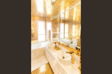 Casa de condomínio à venda com 700m², 4 quartos e 6 vagas Casa de condomínio à venda com 700m², 4 quartos e 6 vagasBanheiro da Suíte 1