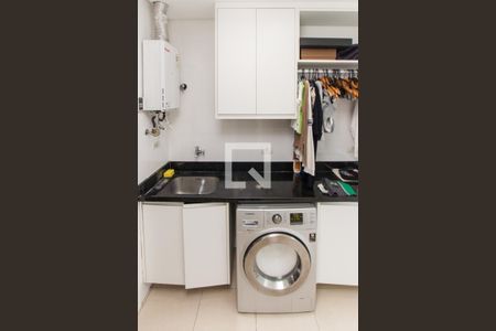 Casa de condomínio à venda com 700m², 4 quartos e 6 vagas Casa de condomínio à venda com 700m², 4 quartos e 6 vagasÁrea de Serviço