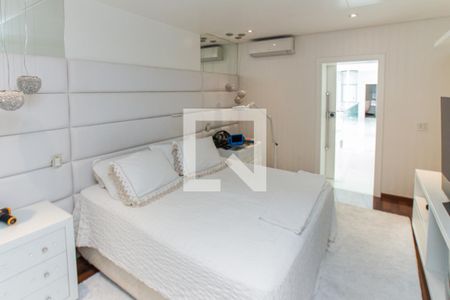 Casa de condomínio à venda com 700m², 4 quartos e 6 vagas Casa de condomínio à venda com 700m², 4 quartos e 6 vagasSuíte 1