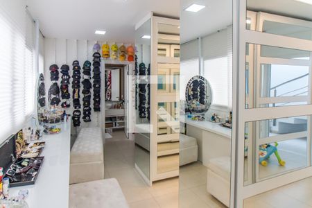 Casa de condomínio à venda com 700m², 4 quartos e 6 vagas Casa de condomínio à venda com 700m², 4 quartos e 6 vagasCloset