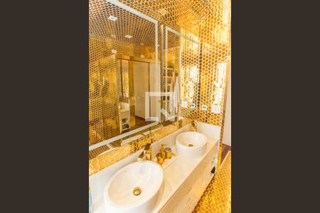 Casa de condomínio à venda com 700m², 4 quartos e 6 vagas Casa de condomínio à venda com 700m², 4 quartos e 6 vagasBanheiro da Suíte 1