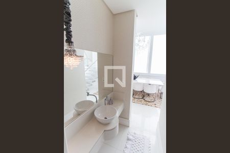 Casa de condomínio à venda com 700m², 4 quartos e 6 vagas Casa de condomínio à venda com 700m², 4 quartos e 6 vagasLavabo