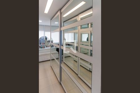 Casa de condomínio à venda com 700m², 4 quartos e 6 vagas Casa de condomínio à venda com 700m², 4 quartos e 6 vagasCloset