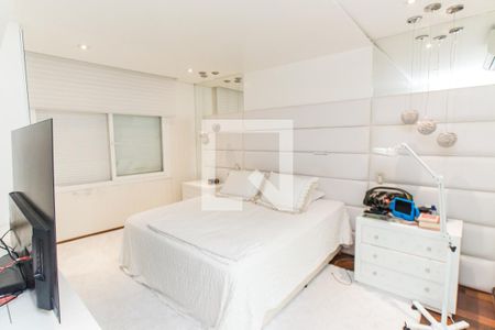 Casa de condomínio à venda com 700m², 4 quartos e 6 vagas Casa de condomínio à venda com 700m², 4 quartos e 6 vagasSuíte 1