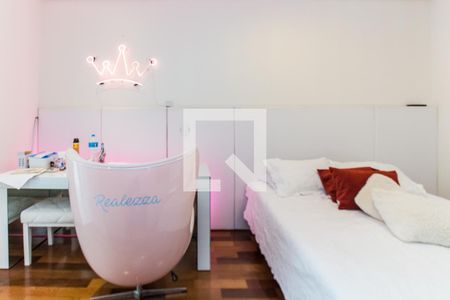 Casa de condomínio à venda com 700m², 4 quartos e 6 vagas Casa de condomínio à venda com 700m², 4 quartos e 6 vagasSuíte 4