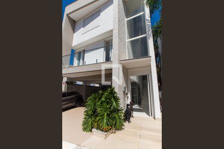 Casa de condomínio à venda com 700m², 4 quartos e 6 vagas Casa de condomínio à venda com 700m², 4 quartos e 6 vagasEntrada