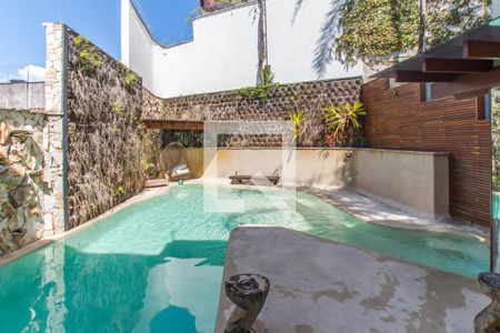 Casa de condomínio à venda com 700m², 4 quartos e 6 vagas Casa de condomínio à venda com 700m², 4 quartos e 6 vagasPiscina