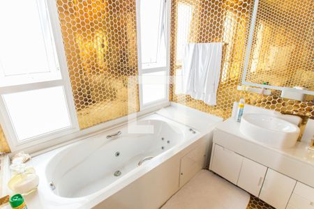 Casa de condomínio à venda com 700m², 4 quartos e 6 vagas Casa de condomínio à venda com 700m², 4 quartos e 6 vagasBanheiro da Suíte 1