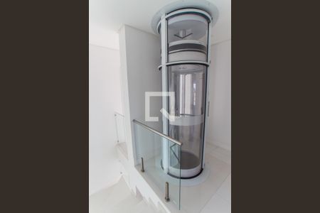 Casa de condomínio à venda com 700m², 4 quartos e 6 vagas Casa de condomínio à venda com 700m², 4 quartos e 6 vagasElevador