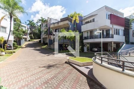 Casa de condomínio à venda com 700m², 4 quartos e 6 vagas Casa de condomínio à venda com 700m², 4 quartos e 6 vagasCondomínio