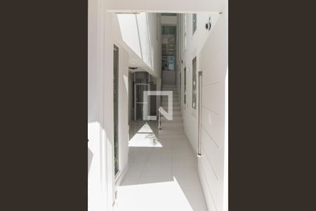 Casa de condomínio à venda com 700m², 4 quartos e 6 vagas Casa de condomínio à venda com 700m², 4 quartos e 6 vagasEntrada