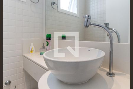 Casa de condomínio à venda com 700m², 4 quartos e 6 vagas Casa de condomínio à venda com 700m², 4 quartos e 6 vagasBanheiro da Piscina