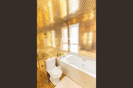 Casa de condomínio à venda com 700m², 4 quartos e 6 vagas Casa de condomínio à venda com 700m², 4 quartos e 6 vagasBanheiro da Suíte 1