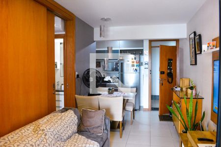 Sala com varanda de apartamento para alugar com 1 quarto, 56m² em Caminho das Árvores, Salvador