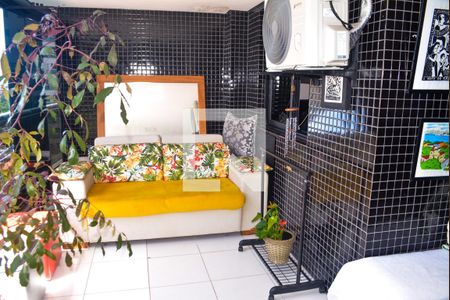 Sala com varanda de apartamento para alugar com 1 quarto, 56m² em Caminho das Árvores, Salvador