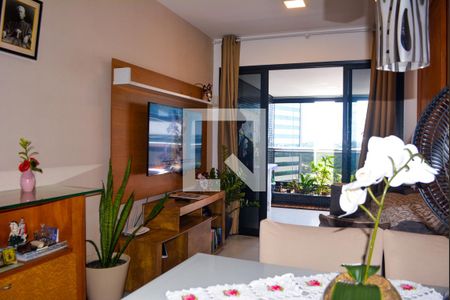 Sala com varanda de apartamento para alugar com 1 quarto, 56m² em Caminho das Árvores, Salvador