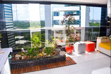 Sala com varanda de apartamento para alugar com 1 quarto, 56m² em Caminho das Árvores, Salvador