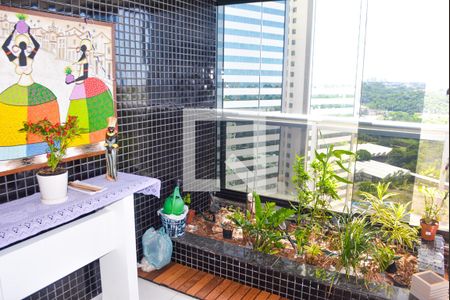 Sala com varanda de apartamento para alugar com 1 quarto, 56m² em Caminho das Árvores, Salvador