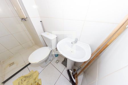 Banheiro de apartamento para alugar com 2 quartos, 52m² em Vila Valqueire, Rio de Janeiro