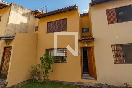 Casa de condomínio para alugar com 60m², 2 quartos e 1 vaga Casa de condomínio para alugar com 60m², 2 quartos e 1 vagaFachada