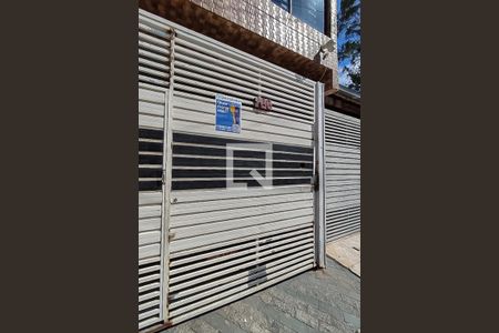 Casa à venda com 210m², 3 quartos e 2 vagas Casa à venda com 210m², 3 quartos e 2 vagasFachada