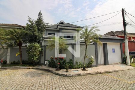 Casa de condomínio à venda com 260m², 5 quartos e 3 vagasFachada