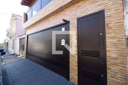 Casa à venda com 127m², 3 quartos e 2 vagas Casa à venda com 127m², 3 quartos e 2 vagasFachada