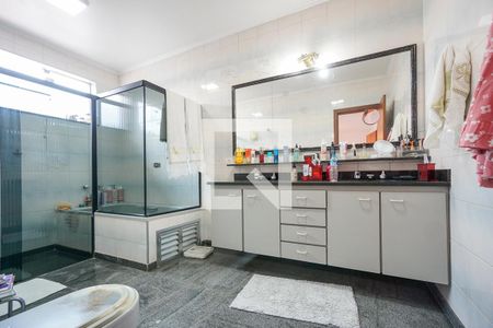 Casa à venda com 313m², 3 quartos e 4 vagasBanheiro da suíte 01