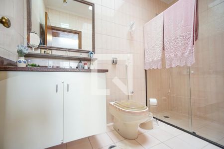 Casa à venda com 313m², 3 quartos e 4 vagasBanheiro da suíte 02