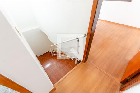 Escada de casa para alugar com 3 quartos, 134m² em Vila Francos, São Paulo