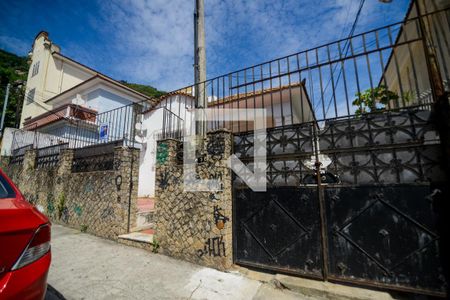Casa à venda com 260m², 5 quartos e 2 vagasFachada