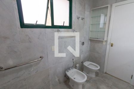 Apartamento à venda com 240m², 4 quartos e 3 vagasBanheiro Quarto 1