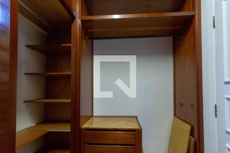 Apartamento à venda com 240m², 4 quartos e 3 vagasCloset Quarto 1