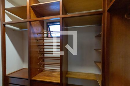 Apartamento à venda com 240m², 4 quartos e 3 vagasCloset Quarto 1