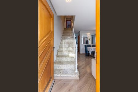 Escada Dormitórios de casa para alugar com 2 quartos, 225m² em Silveira, Santo André