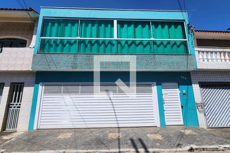 Casa à venda com 200m², 3 quartos e 2 vagas Casa à venda com 200m², 3 quartos e 2 vagasFachada