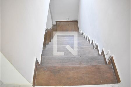 Casa para alugar com 100m², 2 quartos e sem vagaEscada