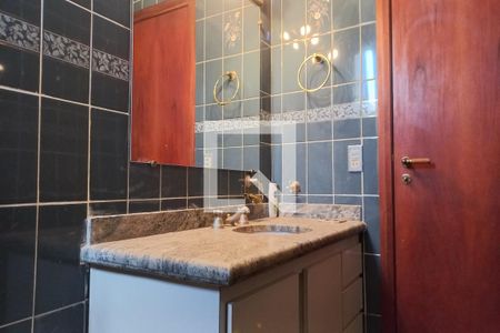 Apartamento à venda com 150m², 4 quartos e 2 vagas Apartamento à venda com 150m², 4 quartos e 2 vagasBanheiro Corredor