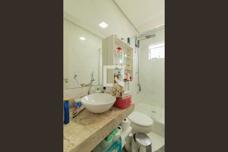 Banheiro de apartamento à venda com 1 quarto, 45m² em Vila Nova, Porto Alegre
