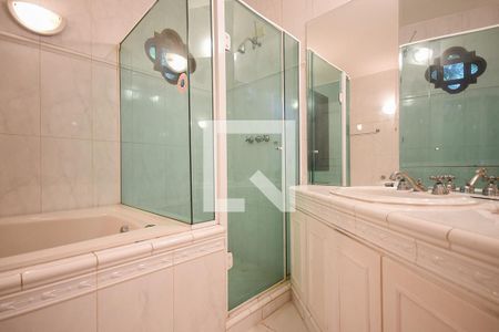 Casa à venda com 1m², 4 quartos e 2 vagasBanheiro suíte 2